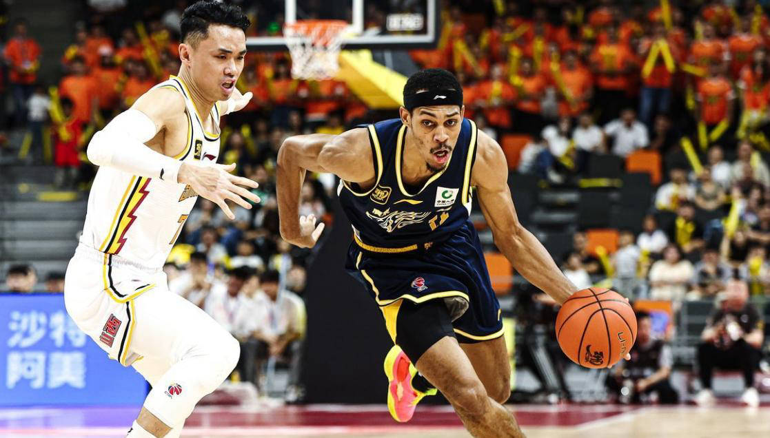 包含里程碑夜广东宏远外线爆发，中超国际比赛日刷纪录，底气十足，轮换策略成焦点的词条